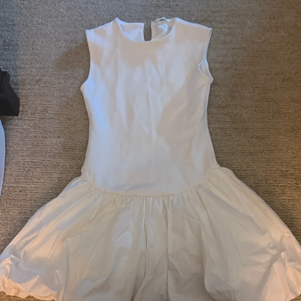 Elegant White Sleeveless Dress